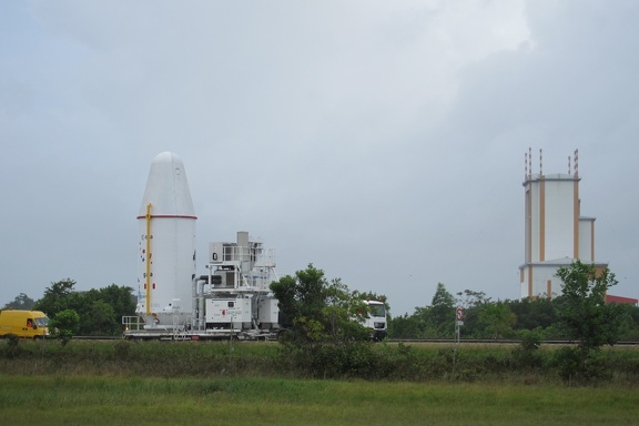 convoi passant devant le BIL (Batiment Intégration lanceur Ariane 5)