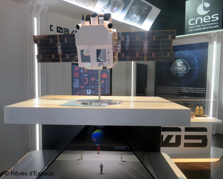 Au Salon du Bourget 2017, sur le stand du CNES, le satellite Merlin