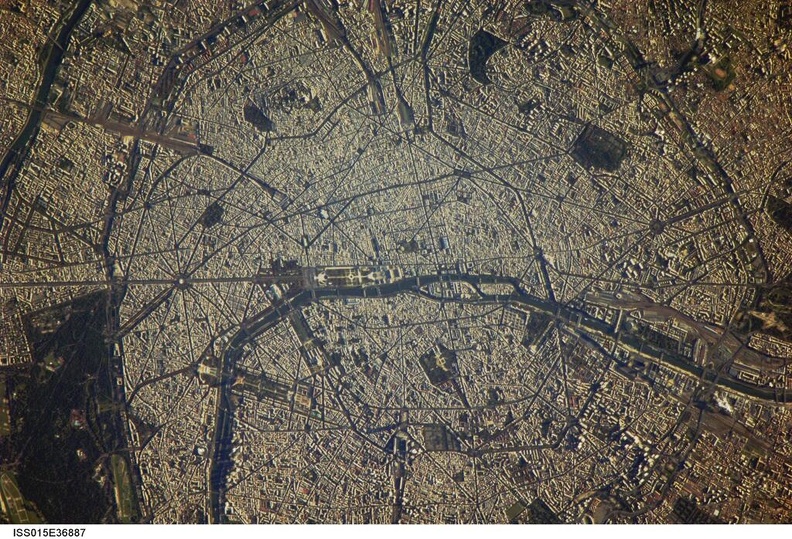 Paris from #ISS by @Astro_Clay, 800-mm, Sept. 2007